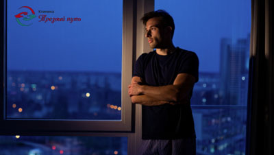 Мужчина около окна ночью